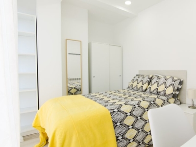 Se alquila habitación luminosa en apartamento de 4 dormitorios en Delicias