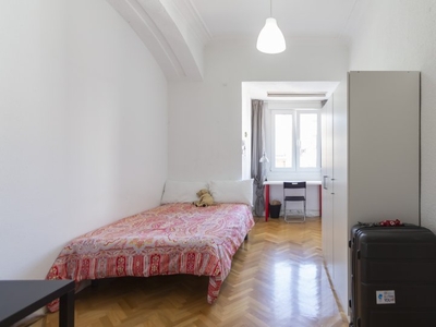 Se alquila habitación ordenada en apartamento de 8 dormitorios en Moncloa, Madrid