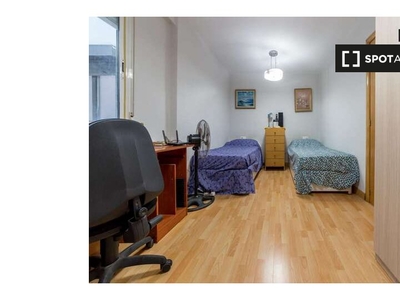Se alquilan habitaciones en apartamento de 4 dormitorios en Jesús, Valencia