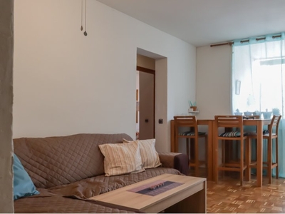 Se alquilan habitaciones en apartamento de 3 dormitorios en Lucero, Madrid