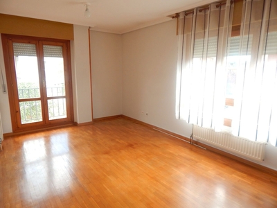 Venta de piso con terraza en Alcampo (Burgos)