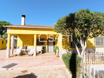 Preciosa casa de una planta con una vivienda independiente