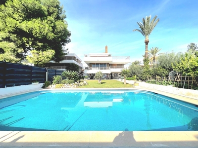 Villa independiente en venta en Alcantarilla
