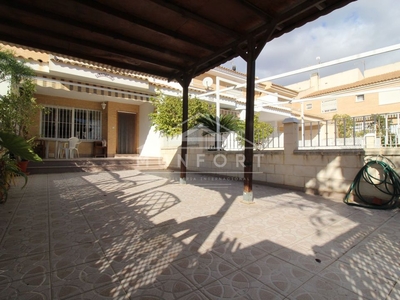 Los Alcazares villa en venta