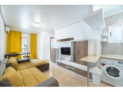 ¡Vive el sueño Mediterráneo en Torrevieja con este acogedor apartamento!