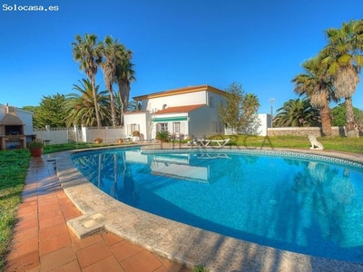 Casa de campo de siete dormitorios con varios anexos y piscina en Alaior