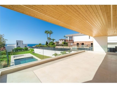Fantástica villa moderna con vistas al mar en exclusiva zona residencial - Benalmádena