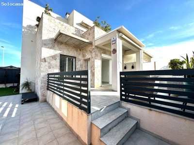 Increíble villa en esquina con gran jardín en Torrevieja