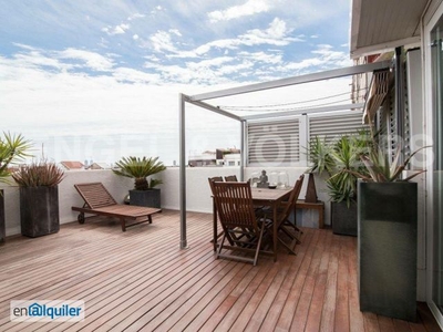 Luminoso ático con terraza en Eixample