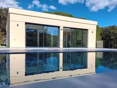 Magnífica villa de estilo moderno con piscina