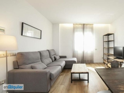Moderno apartamento de 2 dormitorios con aire acondicionado en alquiler en El Raval, cerca de Las Ramblas y Plaça de Catalunya