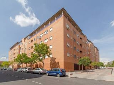 Piso de tres habitaciones buen estado, cuarta planta, Madrid