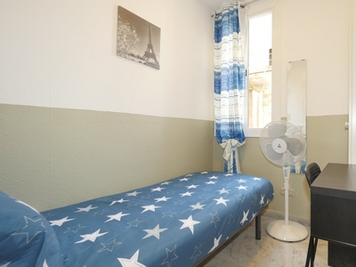Acogedora habitación en apartamento de 4 dormitorios en El Raval, Barcelona.