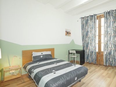 Amplia habitación en apartamento de 4 dormitorios en El Raval, Barcelona.
