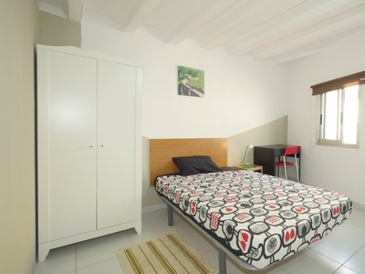 Amplia habitación en un apartamento de 3 dormitorios en El Raval, Barcelona