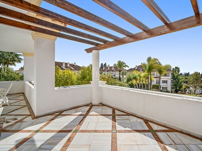 Apartamento en planta media de 3 dormitorios en the golden mile en Marbella
