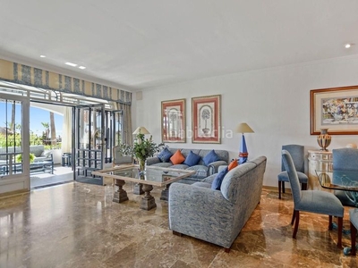 Apartamento espectacular apartamento en primera línea de playa en cabopino, este en Marbella