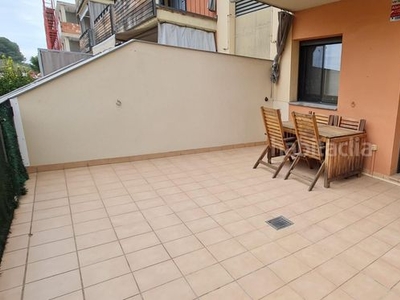 Apartamento seminuevo con 2 terrazas privadas, parking y gran zona comunitaria con piscina, parque infantil y zona de barbacoa, a tan solo 200 metros de la playa !! en Roda de Barà