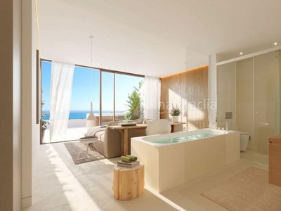 Ático con 3 habitaciones con ascensor, piscina, aire acondicionado y vistas al mar en Benalmádena