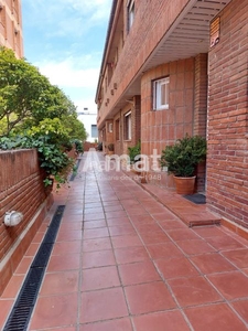 Casa adosada con 4 habitaciones con parking, calefacción, aire acondicionado y jardín en Sant Cugat del Vallès