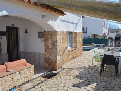 Casa aislada con piscina y 5 dormitorios, situada en el centro del pueblo. en Santa Cristina d´Aro