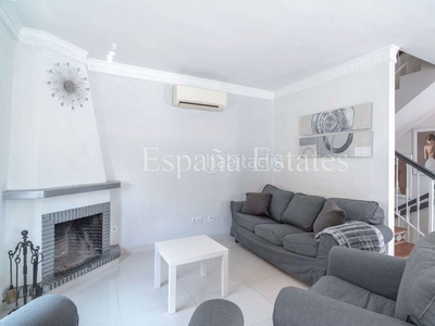 Casa pareada con 4 habitaciones amueblada con parking, piscina, calefacción, aire acondicionado y jardín en Nerja