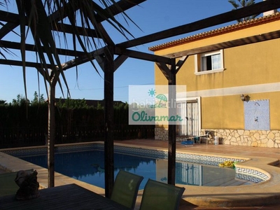 Chalet amueblado con parking, piscina, calefacción, aire acondicionado y vistas al mar en Oliva