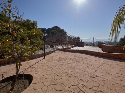 Chalet con 4 habitaciones con parking, piscina, aire acondicionado, jardín y vistas al mar en Málaga