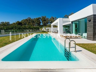 Chalet con 4 habitaciones con piscina, aire acondicionado y vistas al mar en Marbella