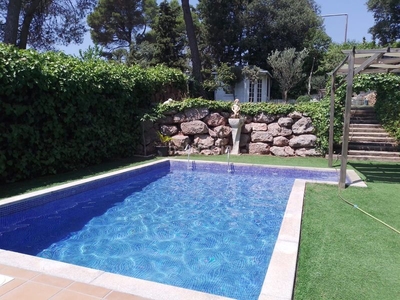 Chalet excelente casa de 4 habitaciones con jardín y piscina en Castellar del Vallès