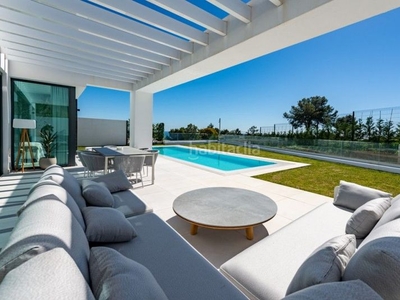 Chalet impresionante, de reciente construcción con 4 dormitorios en suite en cabo royale, cabopino en Marbella