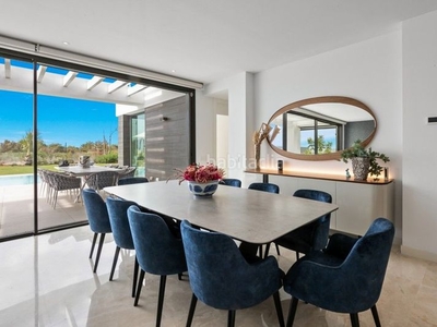 Chalet villa de estilo contemporáneo de reciente construcción (2020) con hasta 6 dormitorios y 3,5 baños con fácil acceso a las playas de calahonda en Marbella