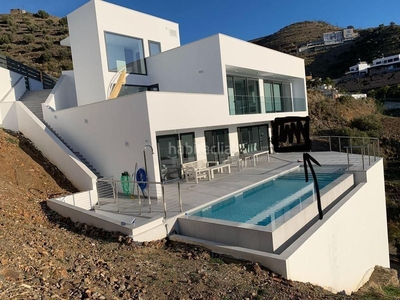 Chalet villa de lujo con diseño de estilo moderno a 6 kilómetros de nerja costa. en Torrox