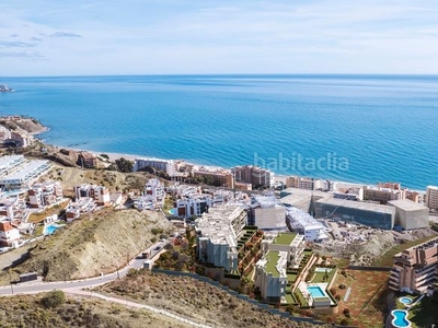 Dúplex con 3 habitaciones con ascensor, parking, calefacción, aire acondicionado y vistas al mar en Fuengirola