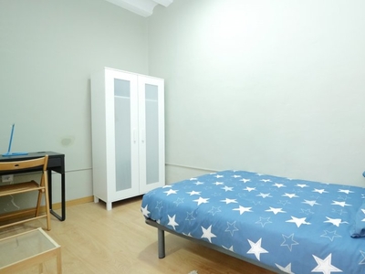 Encantadora habitación en apartamento de 3 dormitorios en El Raval, Barcelona
