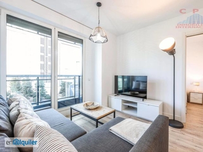 Exclusivo y luminoso piso amueblado de 65 m2 y 1 habitacion, situado en urbanización cerrada.