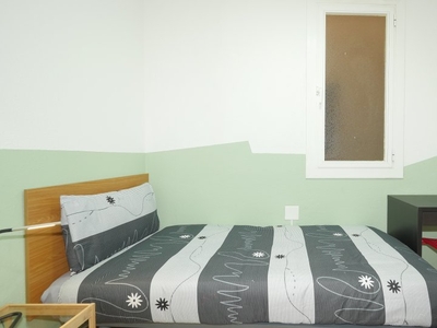 Habitación amueblada en apartamento de 4 dormitorios en El Raval, Barcelona