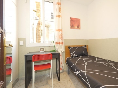 Habitación amueblada en apartamento de 4 dormitorios en El Raval, Barcelona