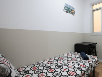 Habitación cómoda en alquiler en el apartamento de 6 dormitorios, El Raval