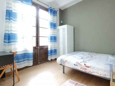 Habitación con balcón en alquiler en apartamento de 3 dormitorios, El Raval