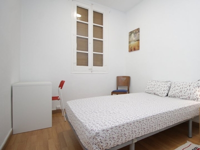 Habitación luminosa en apartamento de 2 dormitorios en El Raval, Barcelona
