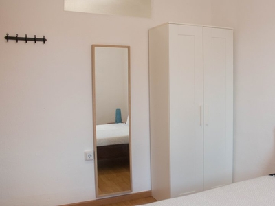 Habitación luminosa en apartamento de 3 dormitorios en El Raval, Barcelona