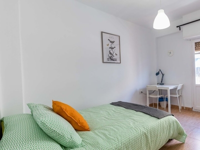 Habitación luminosa en apartamento de 3 dormitorios en Poblats Marítims