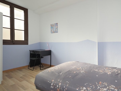 Habitación luminosa en apartamento de 4 dormitorios en El Raval, Barcelona