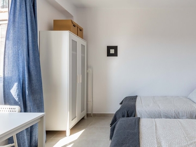 Habitación moderna en apartamento de 3 dormitorios en Poblats Marítims.