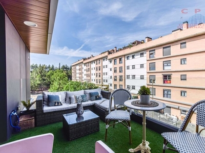 Piso amplio y luminoso piso sin amueblar, de 192 m2, 4 dormitorios y terraza, situado en urbanización. en Madrid