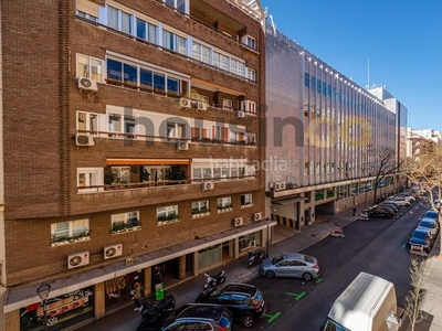 Piso en venta , con 72 m2, 2 habitaciones y 2 baños, ascensor, amueblado, aire acondicionado y calefacción individual gas natural. en Madrid