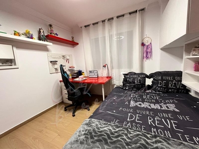 Piso vivienda en planta de tres dormitorios, dos baños , salon independiente, cocina , piscina y garaje en Torre del Mar