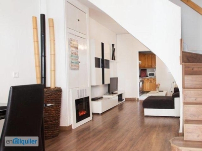 Se alquila casa moderna de 2 recámaras con aire acondicionado y patio en Colonia de Moscardó