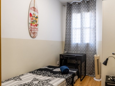 Se alquila habitación en el apartamento de 6 dormitorios en El Raval, Barcelona.